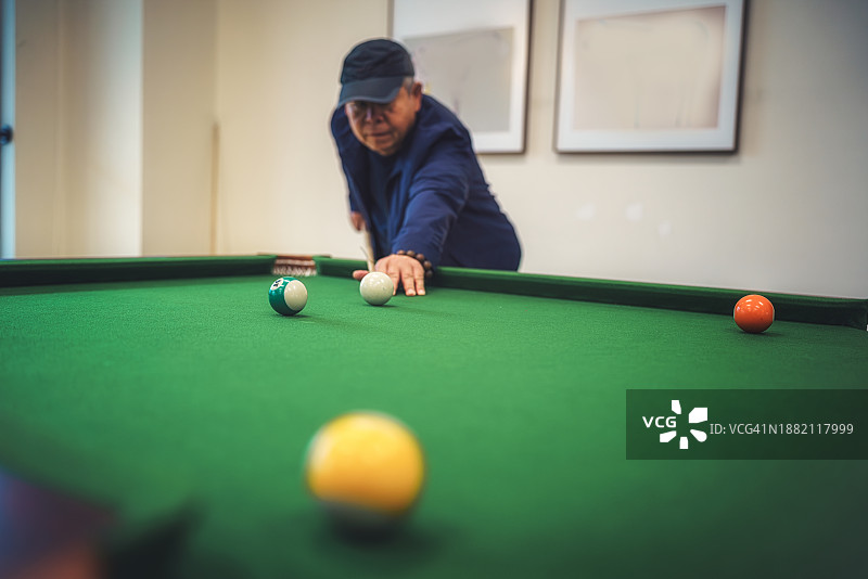 一位老年男人在打斯诺克台球图片素材