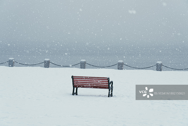 雪花飘落下的长椅图片素材