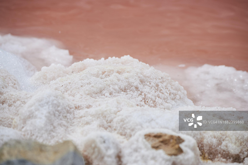 工业盐生产用盐水池水边的盐壳，法国卡马格艾格莫尔特图片素材