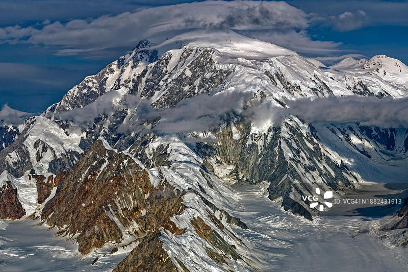 加拿大育空地区洛根山航拍，海拔5959米图片素材
