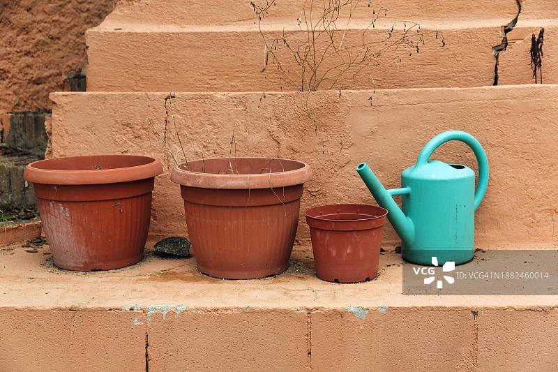 空花盆、浇水壶与墙壁（西班牙，欧洲）图片素材