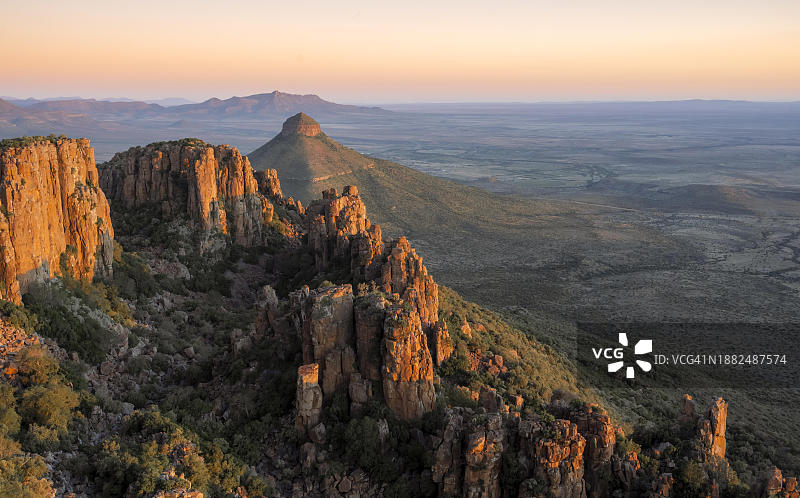 南非东开普省，卡姆德布国家公园，荒凉谷的日落景色图片素材