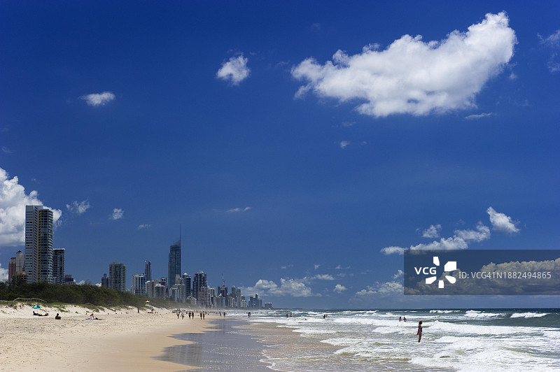 晴朗天气下的海滩，澳大利亚昆士兰州黄金海岸冲浪者天堂图片素材