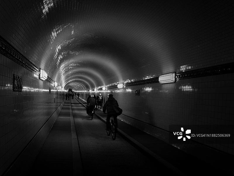 在易北河隧道中的骑行者，黑白色，汉堡，德国图片素材