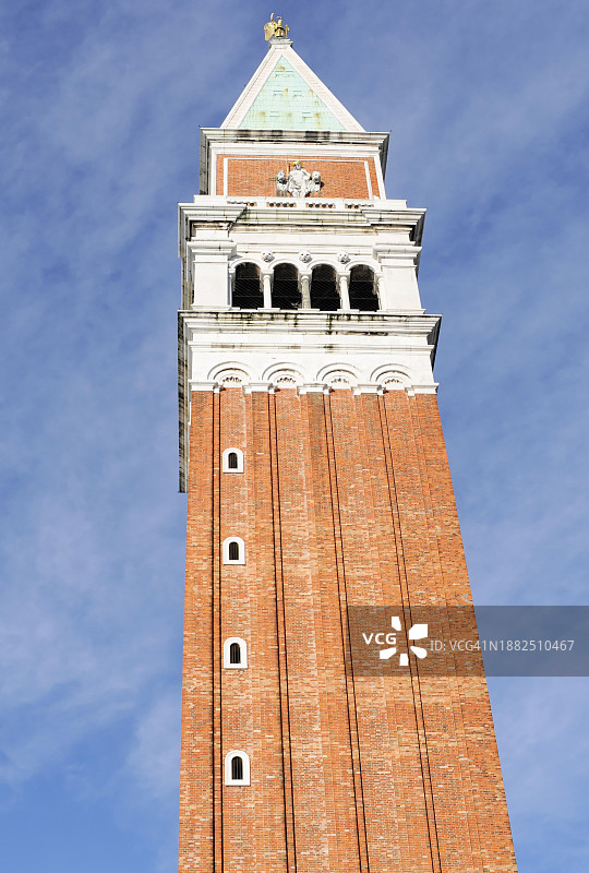意大利威尼斯的圣马可广场钟楼和总督宫图片素材