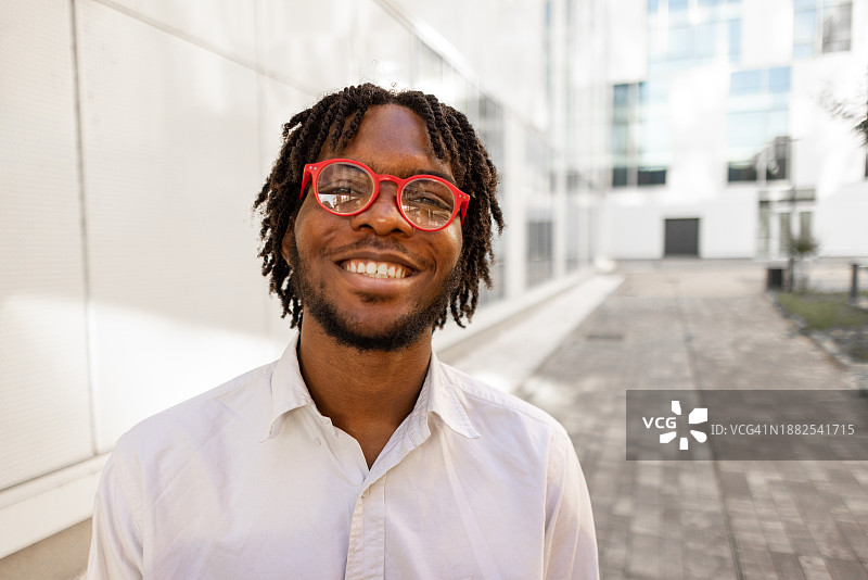 在现代大学前的黑人年轻男学生图片素材