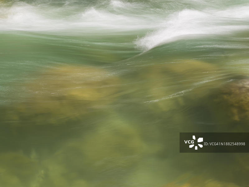 索卡山间河流：流动的水、石头、光影与波浪（斯洛文尼亚博韦茨）图片素材