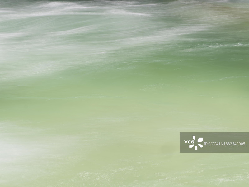 山河索卡，流动的水，光和波在山涧，索卡，Bovec，斯洛文尼亚，欧洲图片素材