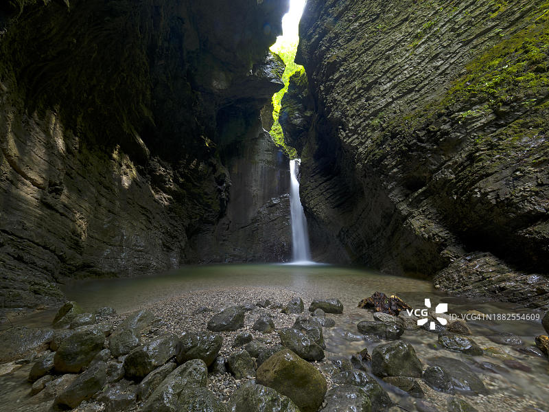 科兹亚克瀑布，靠近科巴里德，索卡山谷，特里格拉夫国家公园，斯洛文尼亚，欧洲图片素材
