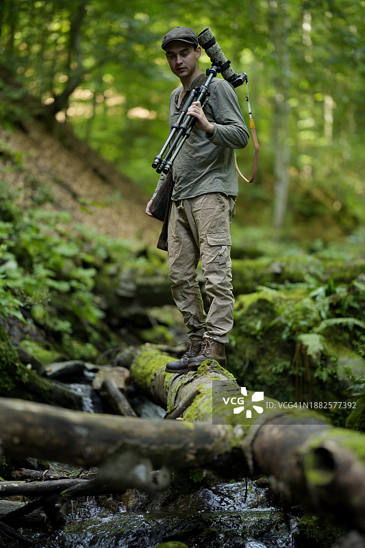 摄影师携带三脚架相机行走图片素材