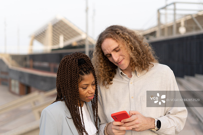 与女商人一起看智能手机的商人图片素材