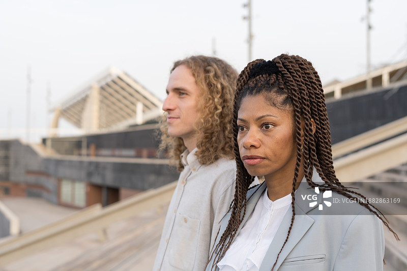 在城市背景下的非裔美国女性与男性合影图片素材