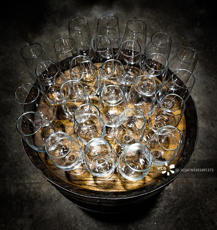 酒庄里的品酒杯图片素材