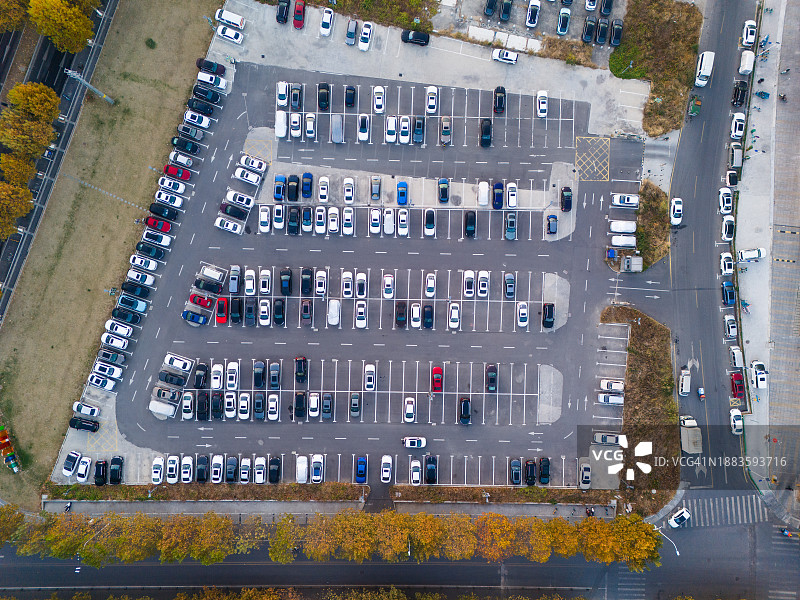 无人机视角：停车场图片素材