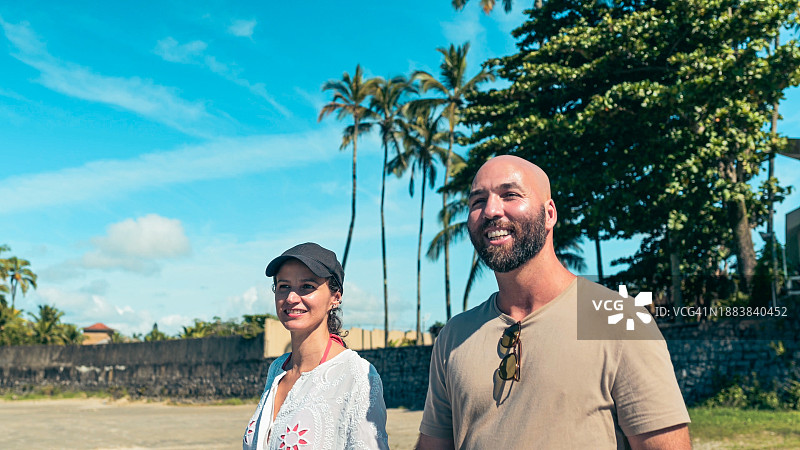 情侣抵达海滩图片素材