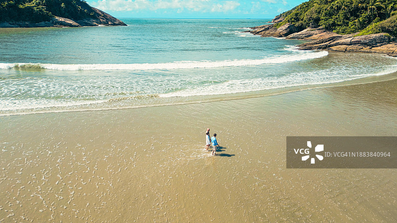 情侣与朋友在海滩上散步图片素材