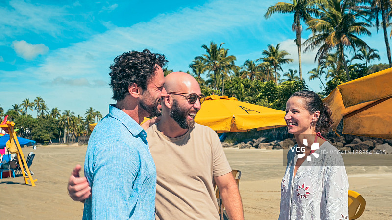 沙滩上拥抱的朋友图片素材