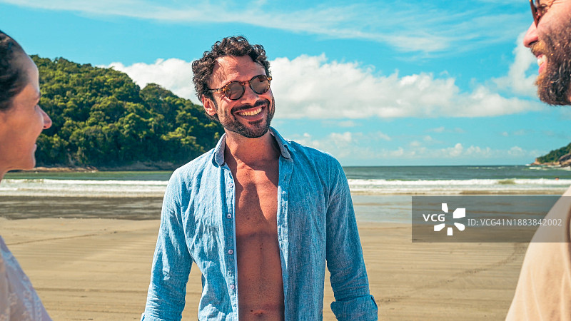 朋友们在沙滩上微笑图片素材