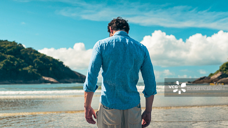 悲伤的男人低着头，背对着图片素材