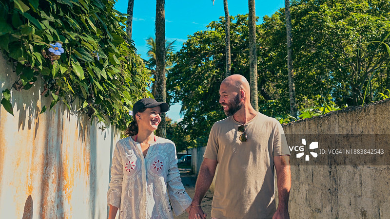 情侣手 holding 彼此微笑图片素材