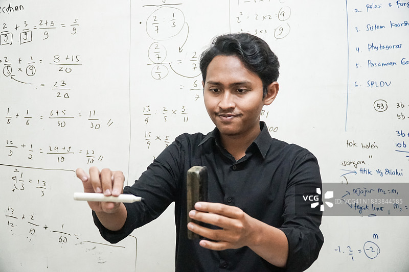 老师在课堂上演示物理理论图片素材