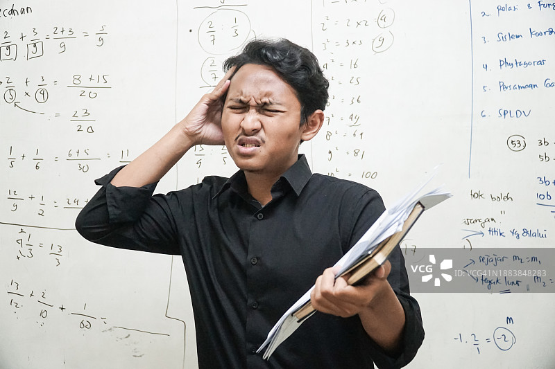 男老师在教学时头痛图片素材