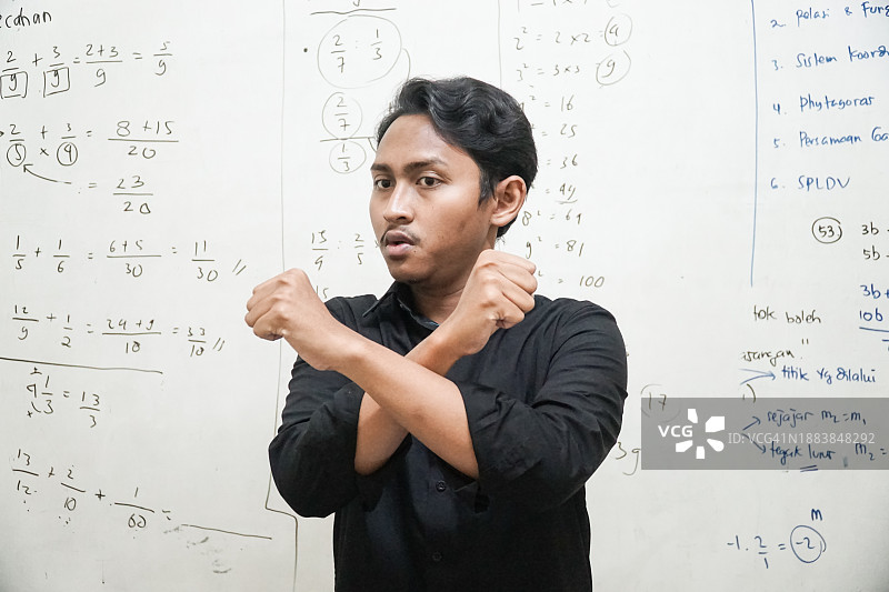 年轻男教授拒绝的手势图片素材