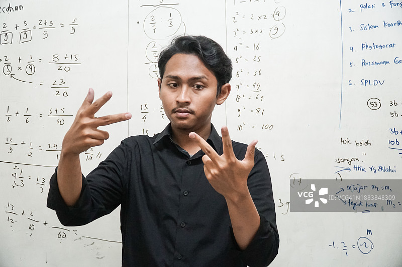 学生用手指计算数学图片素材