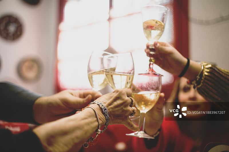 多代同堂的家庭庆祝圣诞节，举杯庆祝图片素材