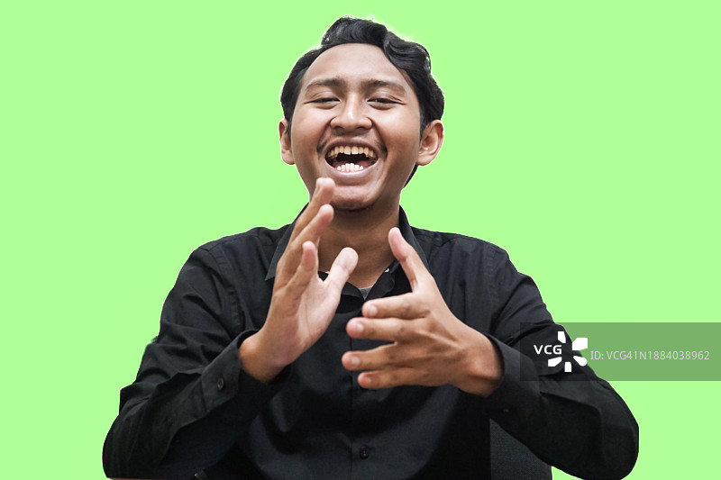 年轻商人穿黑衬衫笑着鼓掌图片素材