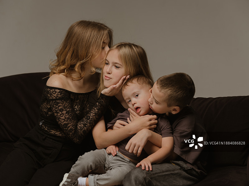 兄弟姐妹拥抱玩耍图片素材