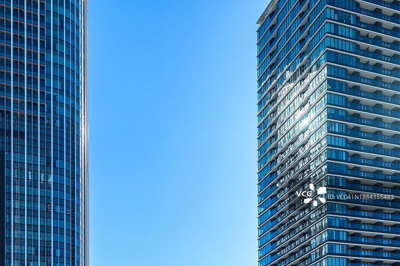 摩天大楼之间的天空图片素材