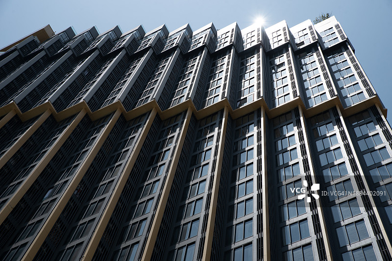 从下方看到的豪华公寓楼，泰国曼谷图片素材