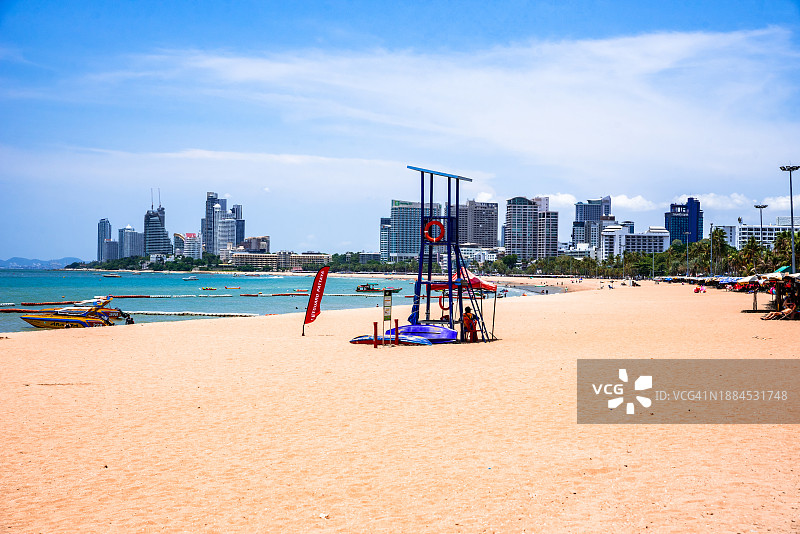 芭堤雅海滩及背景建筑，泰国湾图片素材