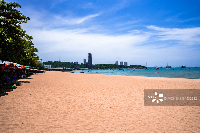 芭堤雅海滩及背景建筑，泰国湾图片素材