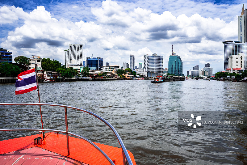 在曼谷湄南河上航行的客运船只图片素材