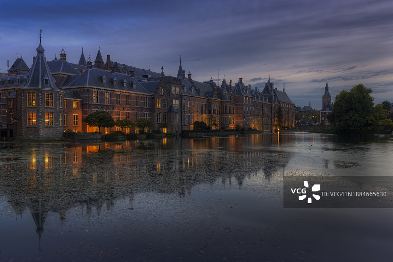 荷兰议会大厦（内庭）和小塔楼夜景，倒映在宫廷池塘（霍夫维弗塘）中图片素材
