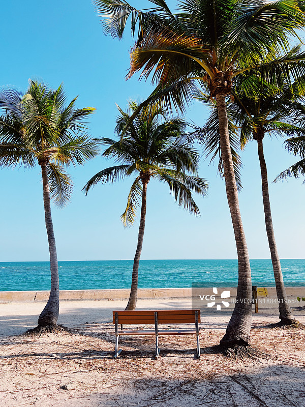 佛罗里达州比尔巴格斯角佛罗里达州立公园的海边长椅图片素材