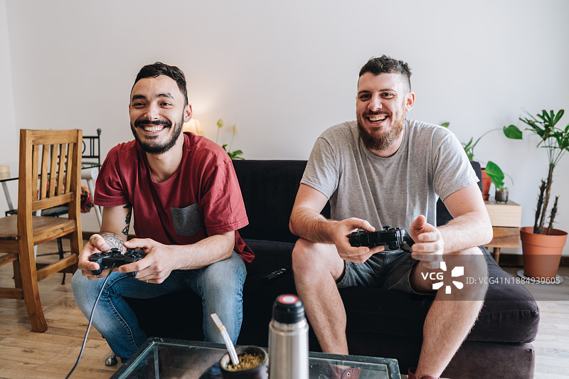 朋友们在公寓里玩电子游戏图片素材