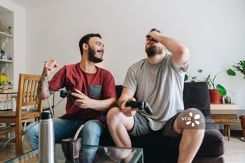 朋友们在公寓里玩电子游戏图片素材