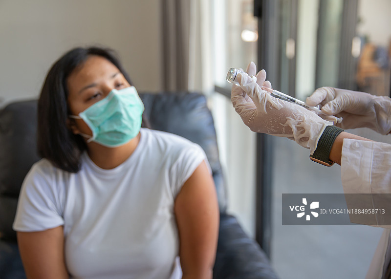 医生为病人注射疫苗图片素材