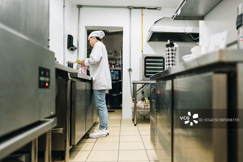 厨师在商业厨房烹饪图片素材