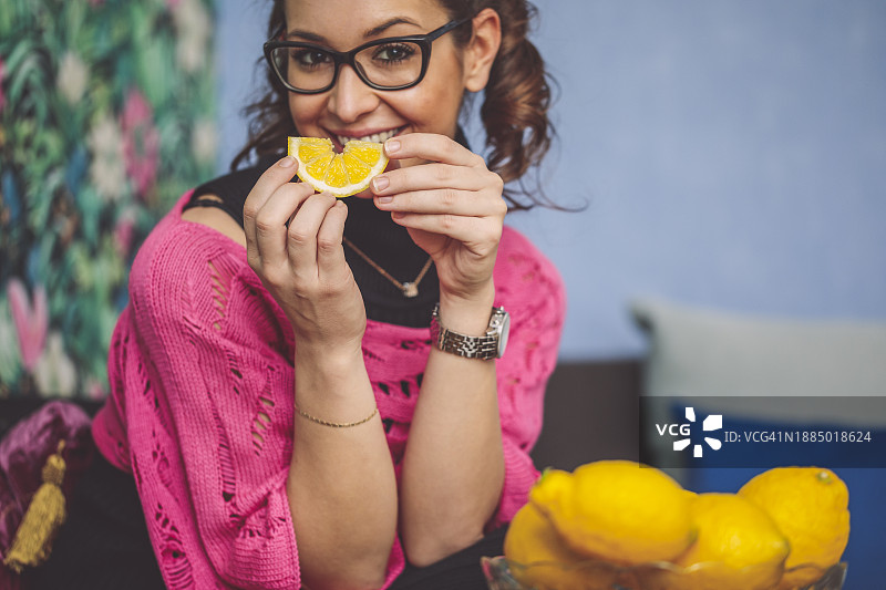 年轻女子在家图片素材
