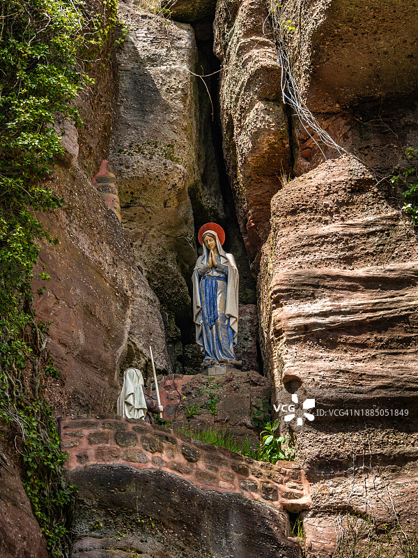 圣奥蒂勒山脚下的圣奥蒂勒祈祷雕像，法国图片素材