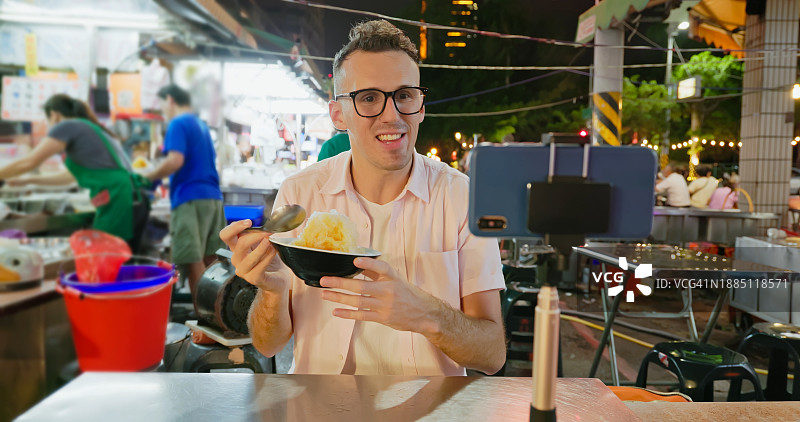 男人逛夜市图片素材