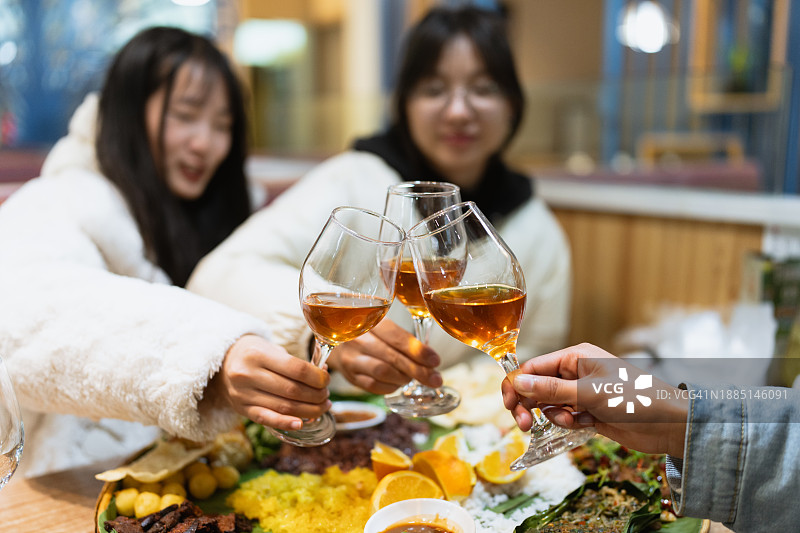 朋友们在餐厅相聚举杯共饮图片素材