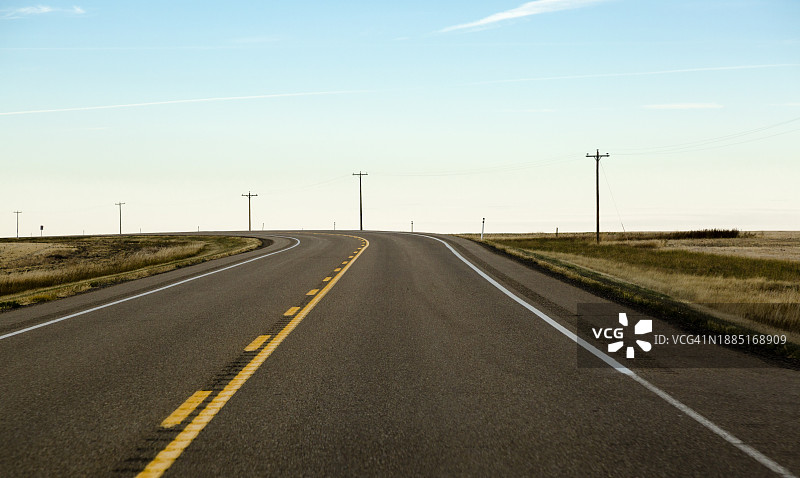 双车道铺砌公路图片素材