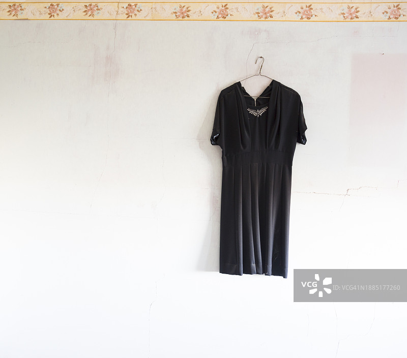 挂在衣架上的连衣裙图片素材