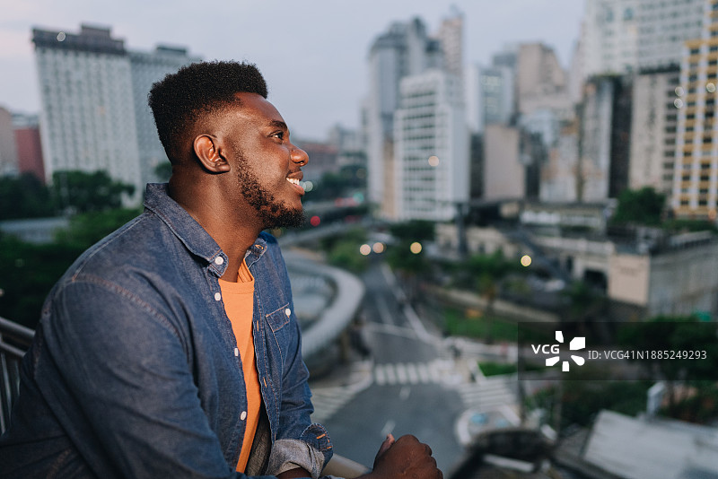 在户外沉思的中年男人图片素材