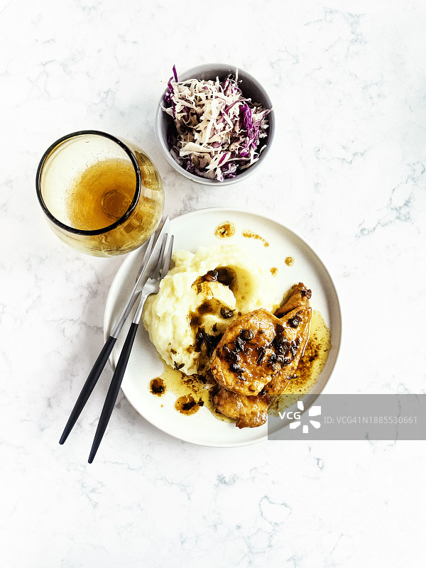 白色背景上的鸡肉土豆泥图片素材
